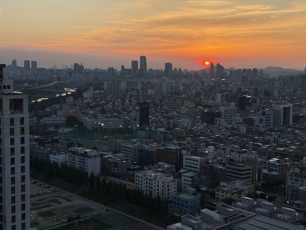 vjain_1's tweet photo. @whythough2025 Absolutely if you are ok to stay along with my family:)  additional motivation is you will have view of beautiful sunset from living room https://t.co/dUw7mNbYlr