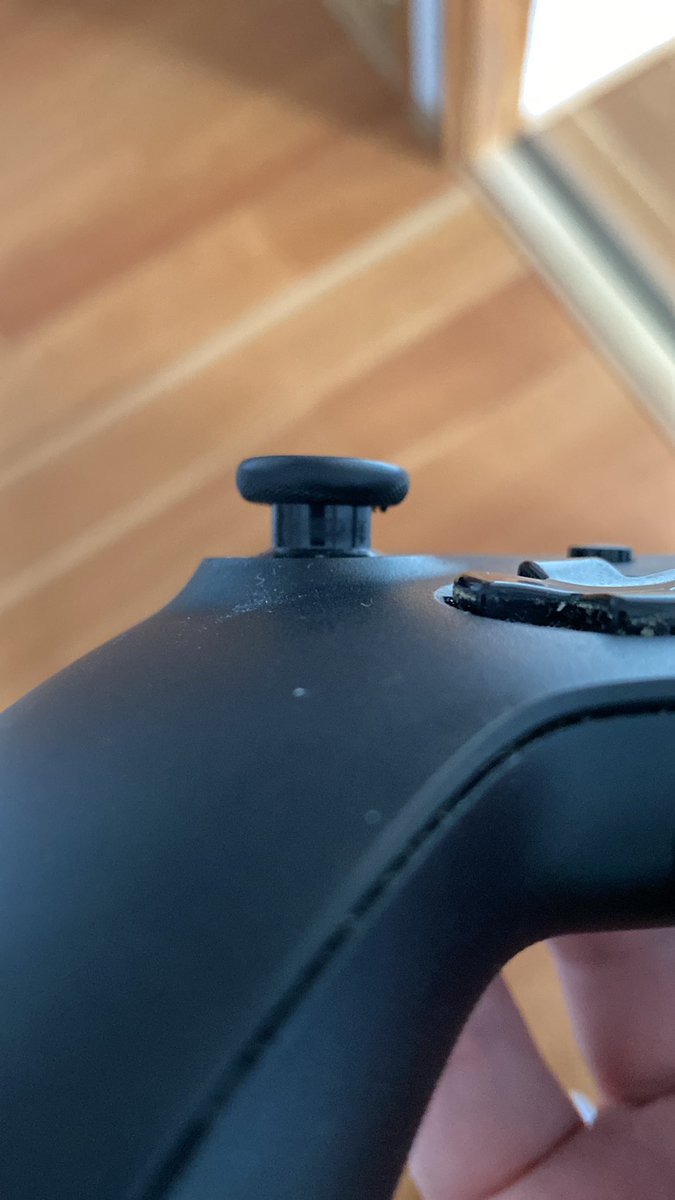 Midori_Chupi's tweet photo. 8年か9年使っていたゲームパッドがついに逝った
若干の左スティックのドリフト
よくここまで耐えたわ https://t.co/t94RE1zUQ2