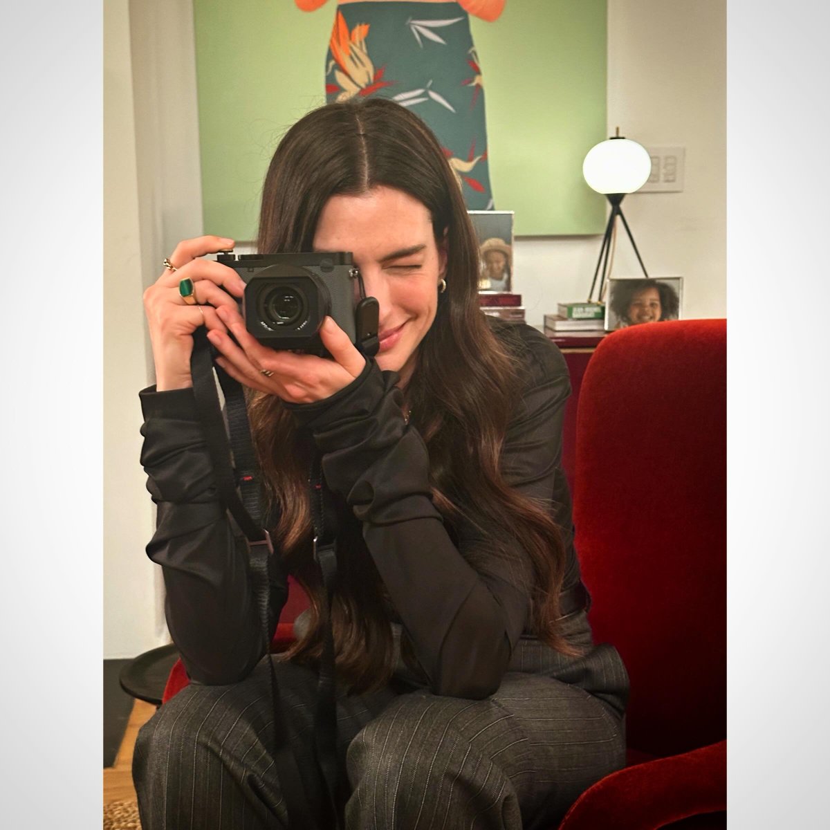 ahathawayfiles's tweet photo. New photo of Anne Hathaway behind the scenes of "The Devil Wears Prada 2". https://t.co/1xBdNydawF