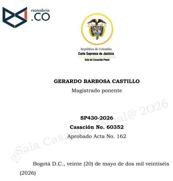 Ronaldsanabria1's tweet photo. SE CONFIGURA LEGÍTIMA DEFENSA AUNQUE EL AGRESOR NO HAYA INICIADO EL ATAQUE FÍSICO, SI EXISTE UN CONTEXTO PREVIO DE HOSTIGAMIENTO Y AMENAZAS
SP430-2026

Consulta el análisis: https://t.co/1xiXiyBhmc

La Corte Suprema estudió el caso de una pareja que fue condenada por golpear a un vecino. A simple vista parecía un caso sencillo, hubo una agresión física, el vecino sufrió lesiones y los jueces concluyeron que los responsables debían ser condenados

Sin embargo, cuando la Corte revisó el expediente encontró que la historia era mucho más compleja.
Según las pruebas, entre las partes existía un conflicto que venía desde tiempo atrás. La mujer había denunciado que ese vecino la había acosado, insultado y realizado conductas de contenido sexual en su contra. Además, tanto ella como su esposo afirmaban que durante años vivieron situaciones de hostigamiento, amenazas y maltrato que afectaban su tranquilidad y la de su familia.

Para la Corte, el principal error de los jueces anteriores fue analizar únicamente lo que ocurrió el día de la pelea y olvidar todo lo que había pasado antes. En lugar de estudiar el contexto completo, trataron el caso como una simple discusión entre vecinos que terminó en golpes.

La Corte explicó que cuando existen indicios de violencia basada en género no es correcto examinar cada hecho de manera aislada. Lo que corresponde es observar toda la secuencia de acontecimientos para determinar si la persona reaccionó frente a una agresión real y persistente.

Al hacer ese análisis integral, la Sala concluyó que los jueces habían valorado mal las pruebas. Habían minimizado los antecedentes de hostigamiento y las amenazas previas, reduciéndolos a simples problemas de convivencia. Esa forma de estudiar el caso les impidió comprender la verdadera dimensión del conflicto.

Por esa razón, la Corte consideró que la reacción de la pareja no podía entenderse como una agresión injustificada, sino como una actuación encaminada a defenderse de una situación que percibían como una amenaza real para ellos y para su hijo.

En consecuencia, la Corte anuló la condena y absolvió a los procesados. La enseñanza principal de esta decisión es que la legítima defensa no siempre se analiza únicamente a partir de los segundos previos a una agresión. En algunos casos es necesario mirar todo el contexto, especialmente cuando existen antecedentes de violencia sistemática, amenazas o situaciones de dominación que permiten entender por qué una persona reaccionó de determinada manera.