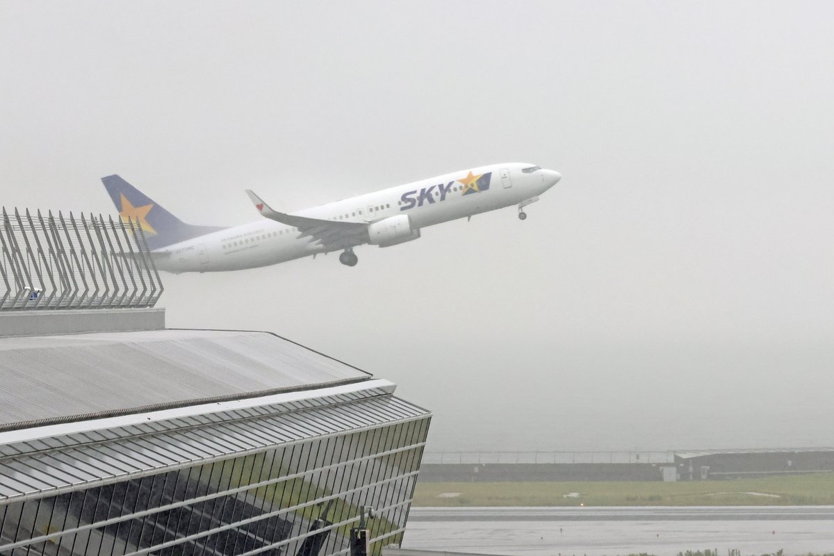 Centrairairport's tweet photo. 今朝もスカイマークの千歳便が雨の中離陸していきました。今日もセントレアの一日が始まりますね。いってらっしゃい！ https://t.co/S6na6QocCL