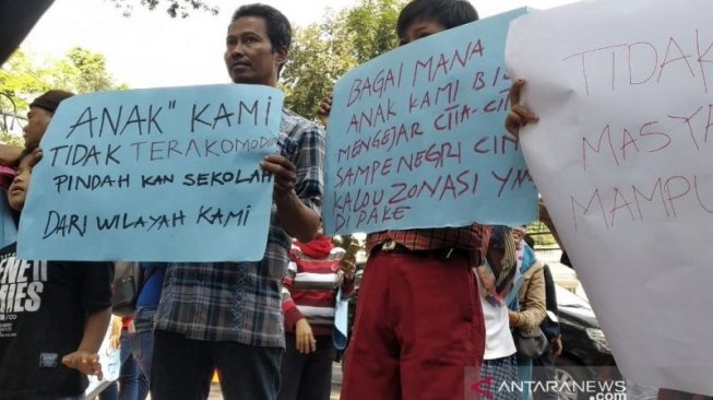 suwondo99's tweet photo. Ini kontradiksi Madilog yang paling telanjang: zonasi itu SOLUSI DISTRIBUSI diterapkan di atas MASALAH INFRASTRUKTUR yang belum selesai. 

Logikanya harusnya: bangun dulu sekolah merata di semua kecamatan, baru terapin zonasi. 

Yang kejadian malah kebalik , zonasi jalan duluan, sekolahnya masih numpuk di kota. 

Makanya APEKSI (asosiasi walkot se-Indonesia) tahun 2023 rame-rame minta dievaluasi total.