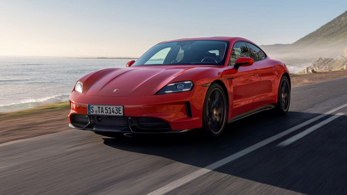 Aidu_Lexus's tweet photo. Porsche Taycan凄すぎる...
　
他社はEVをデザインで低く見せる努力を
ポルシェは物理的に着座位置を低くしている

・前席は車両全体のパッケージングを最適化
・後席の下はバッテリーをそもそも置かない
・着座位置を極限まで下げる
・バッテリー容量最大105.0 kWh

https://t.co/2sMeppgsXb https://t.co/eitQmfmyY0