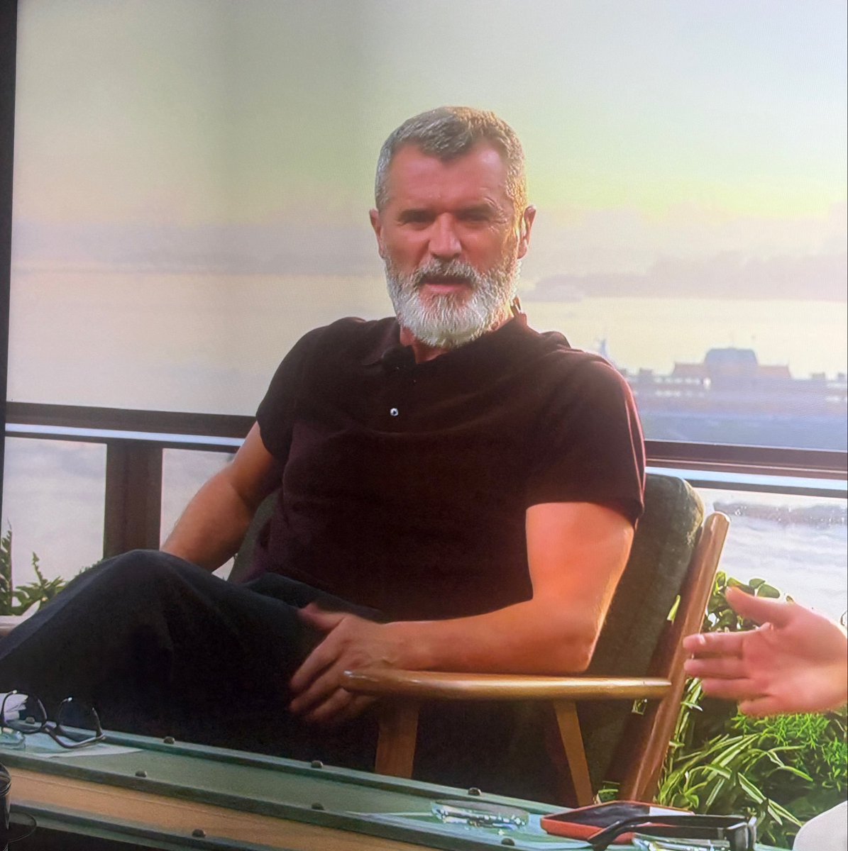 TheFarm_Peter's tweet photo. Ha ha Roy Keane has gone full on ‘Hells Kitchen’ on @itvfootball looks like he wants to batter Gary Neville #StateOfGrace https://t.co/WW9XGRw732