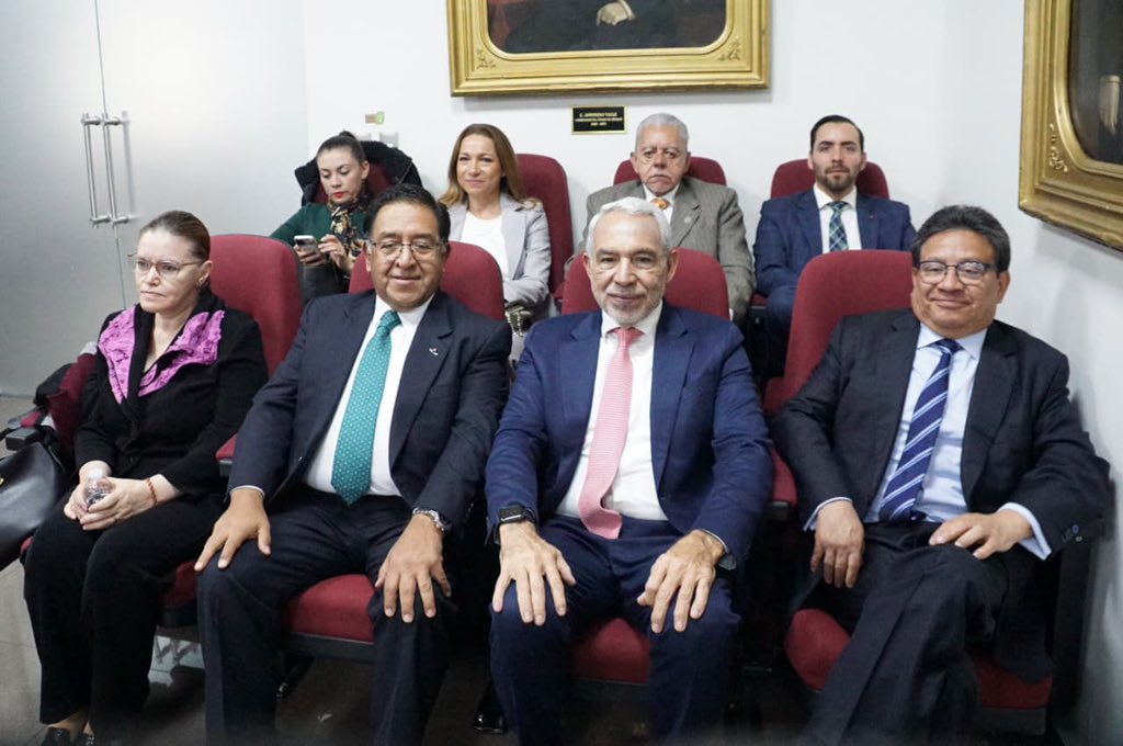 pedroluisnoble's tweet photo. Las y los @notarioshidalgo reconocemos la iniciativa impulsada por el Gobernador @juliomenchaca_ para fortalecer nuestra función mediante una nueva Ley del Notariado, orientada a la profesionalización del gremio local. Reconocemos al pleno del @CongresoHidalgo por su aprobación. https://t.co/zh9W3ZIIE1