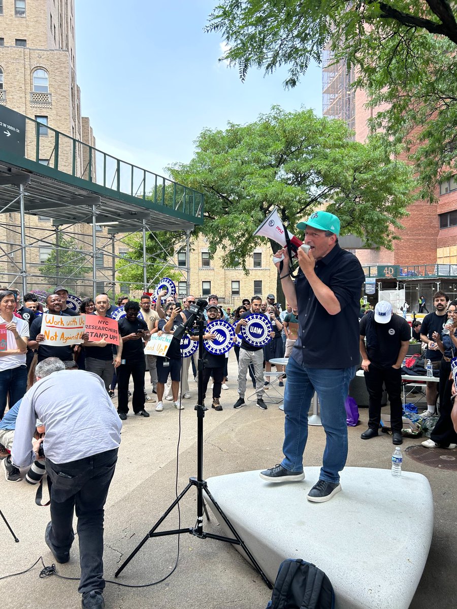 bradlander's tweet photo. Proudly rallied alongside @CPWUAW for a fair new contract with my soon-to-be colleagues @ClaireforNY and @DarializaforNY. These workers are righteously organizing for the compensation & job security they need to afford living in NYC.

Their current contract expired yesterday. University leadership needs to step up now with improved working conditions for these brilliant academic researchers. Full solidarity!