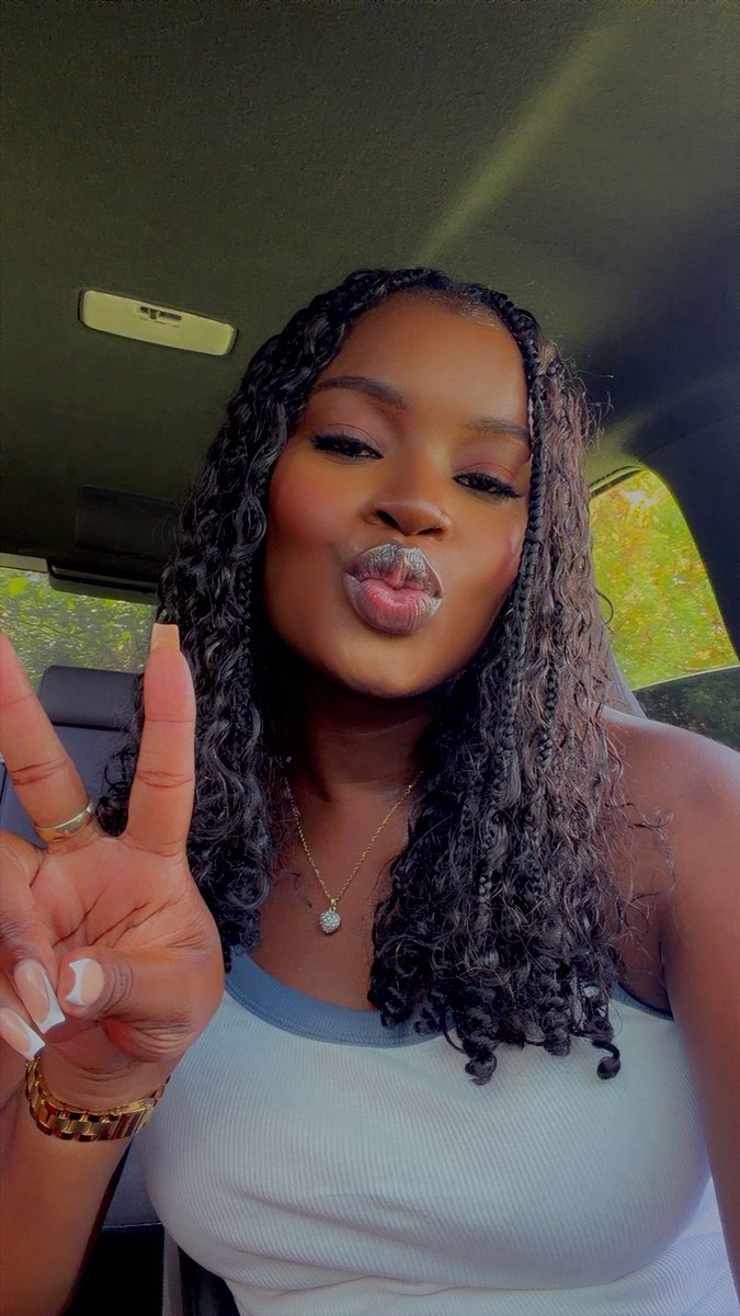 __nessaaa's tweet photo. First selfies in my first car 🥰🚘 https://t.co/Izujed25Sq