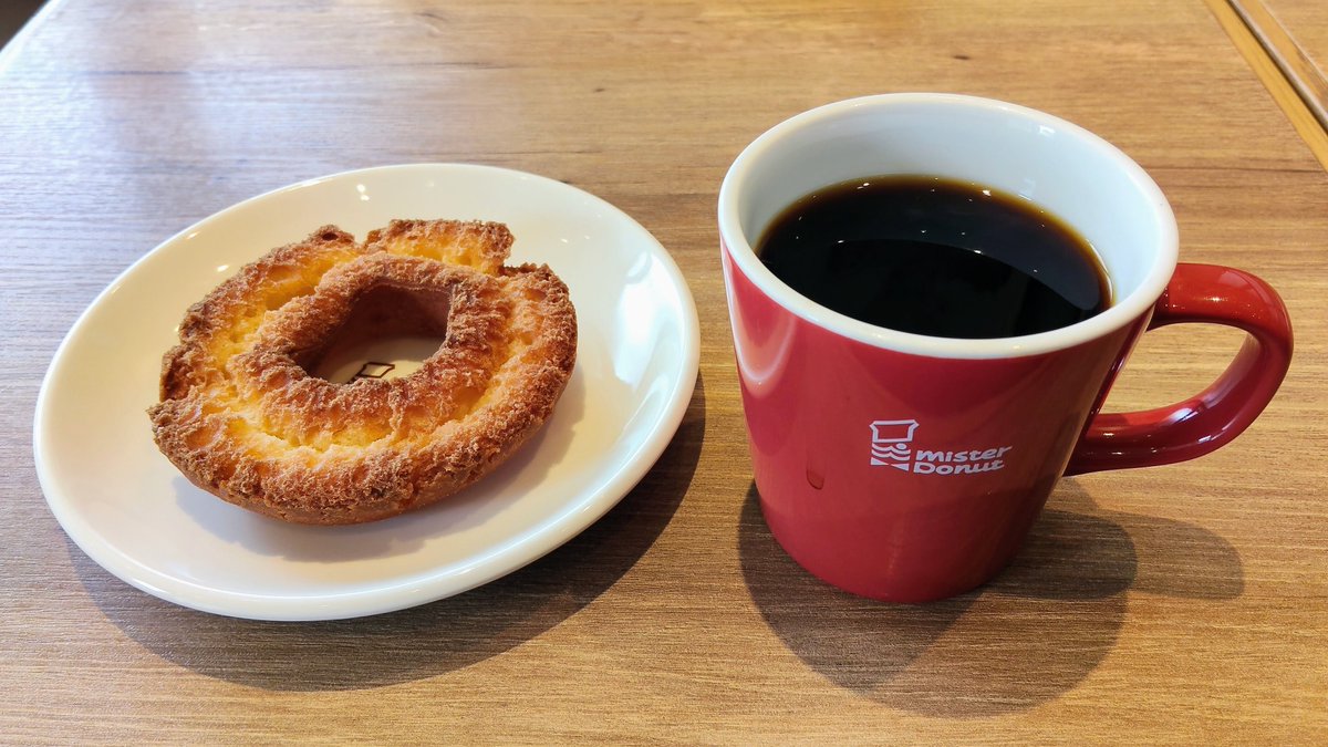 uenosono68's tweet photo. 今朝はミスドでモーニング。開店と同時に入ったので滅多に食べないオールドファッションとホットコーヒーの組み合わせ。今日の仕事は「ますだおかだ増田のラジオハンター」。ゲストは産休あけ本格スタートの津田理帆アナです。12時からの放送です。是非！
#ラジハン #ミスド 
#モーニング https://t.co/hkfoHmQF29