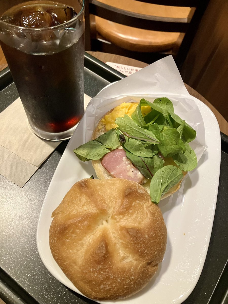 takedome2's tweet photo. #電車通勤
#veloce
雨の朝☔各駅停車に座って居眠り通勤😴
ベローチェで朝カフェ☕️
チャリ散歩のひと休みタイムのベンチで蚊の襲撃が凄くなってきたのでオニヤンマ君の出番かなぁと思いながらの木曜日、頑張ります💪 https://t.co/VKbMpFJsK9