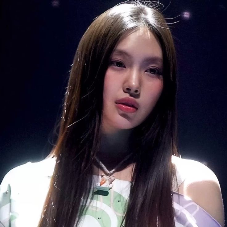 hyeindoll's tweet photo. With Bangs                          Without Bangs https://t.co/zCG6CbYv9B