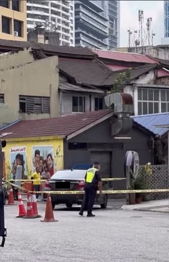 mynewshub's tweet photo. Mayat lelaki ditemui dalam kereta depan restoran

MUHAMMAD AFHAM RAMLI
01 Julai 2026 06:58pm

KUALA LUMPUR - Satu mayat dijumpai dalam kereta di hadapan sebuah restoran di Jalan Kemunting di sini pada Rabu.

Ketua Polis Daerah Dang Wangi, Asisten Komisioner Sazalee Adam berkata, maklumat penemuan mayat itu diterima Pusat Kawalan Daerah Ibu Pejabat Polis Daerah Dang Wangi Kuala Lumpur kira-kira jam 9.55 pagi.

"Mangsa merupakan lelaki tempatan berusia 49 tahun.

"Mayat telah dihantar ke Forensik Hospital Kuala Lumpur untuk bedah siasat," katanya dalam kenyataan pada Rabu.

Tambahnya, kes diklasifikasi sebagai mati mengejut (SDR).

Artikel Sinar Harian