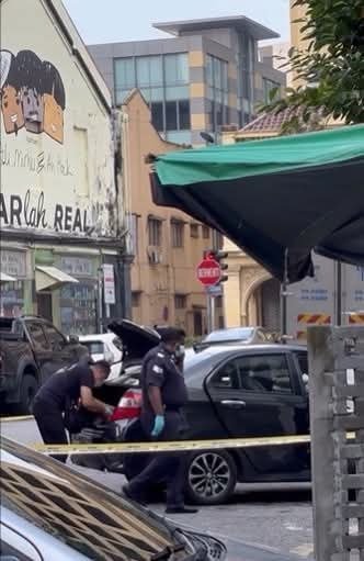 mynewshub's tweet photo. Mayat lelaki ditemui dalam kereta depan restoran

MUHAMMAD AFHAM RAMLI
01 Julai 2026 06:58pm

KUALA LUMPUR - Satu mayat dijumpai dalam kereta di hadapan sebuah restoran di Jalan Kemunting di sini pada Rabu.

Ketua Polis Daerah Dang Wangi, Asisten Komisioner Sazalee Adam berkata, maklumat penemuan mayat itu diterima Pusat Kawalan Daerah Ibu Pejabat Polis Daerah Dang Wangi Kuala Lumpur kira-kira jam 9.55 pagi.

"Mangsa merupakan lelaki tempatan berusia 49 tahun.

"Mayat telah dihantar ke Forensik Hospital Kuala Lumpur untuk bedah siasat," katanya dalam kenyataan pada Rabu.

Tambahnya, kes diklasifikasi sebagai mati mengejut (SDR).

Artikel Sinar Harian