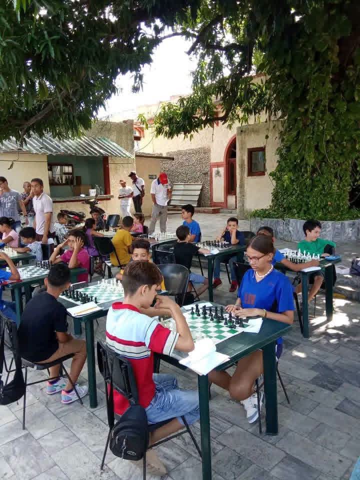 rlicea_mojena's tweet photo. Continúan los Juegos Escolares en su edición 62 en la #IslaDeLaJuventud, en el día de hoy el Festival Deportivo Municipal  desarrolló su competencia de Ajedrez en la sede del ICAP #SentirPinero #VeranoConMiGente #LaPatriaSeDefiende #CubaEstáFirme #100AñosConFidel https://t.co/wkjT8wqnSo
