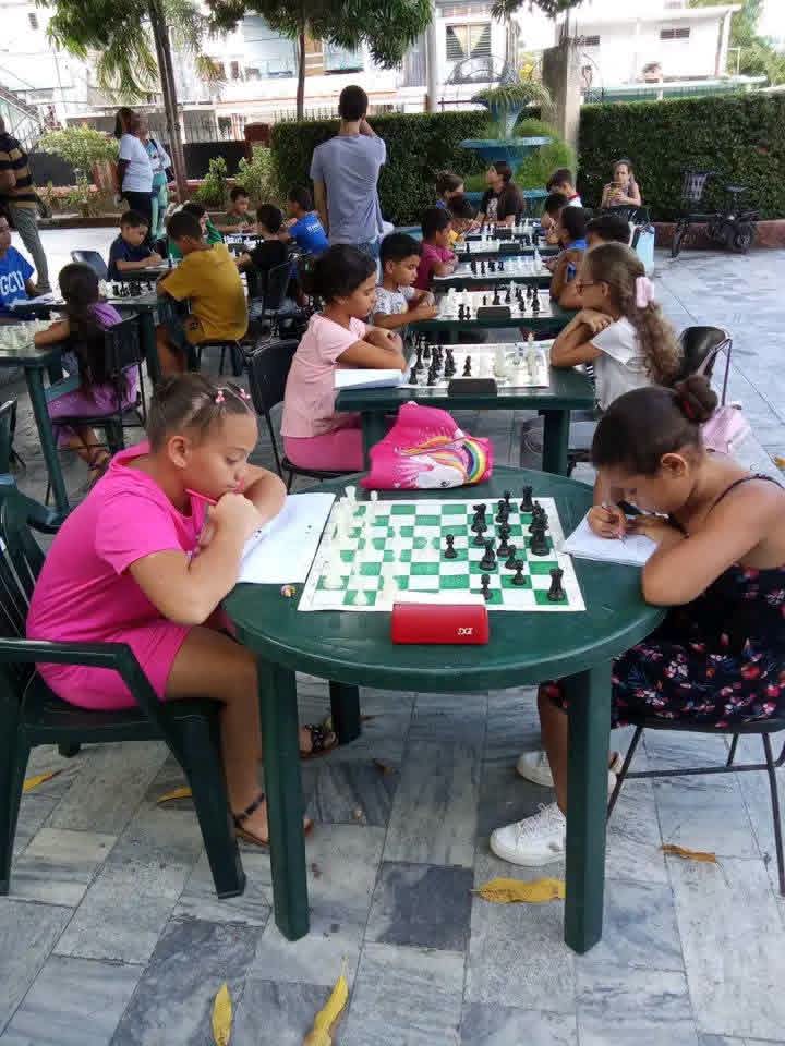 rlicea_mojena's tweet photo. Continúan los Juegos Escolares en su edición 62 en la #IslaDeLaJuventud, en el día de hoy el Festival Deportivo Municipal  desarrolló su competencia de Ajedrez en la sede del ICAP #SentirPinero #VeranoConMiGente #LaPatriaSeDefiende #CubaEstáFirme #100AñosConFidel https://t.co/wkjT8wqnSo