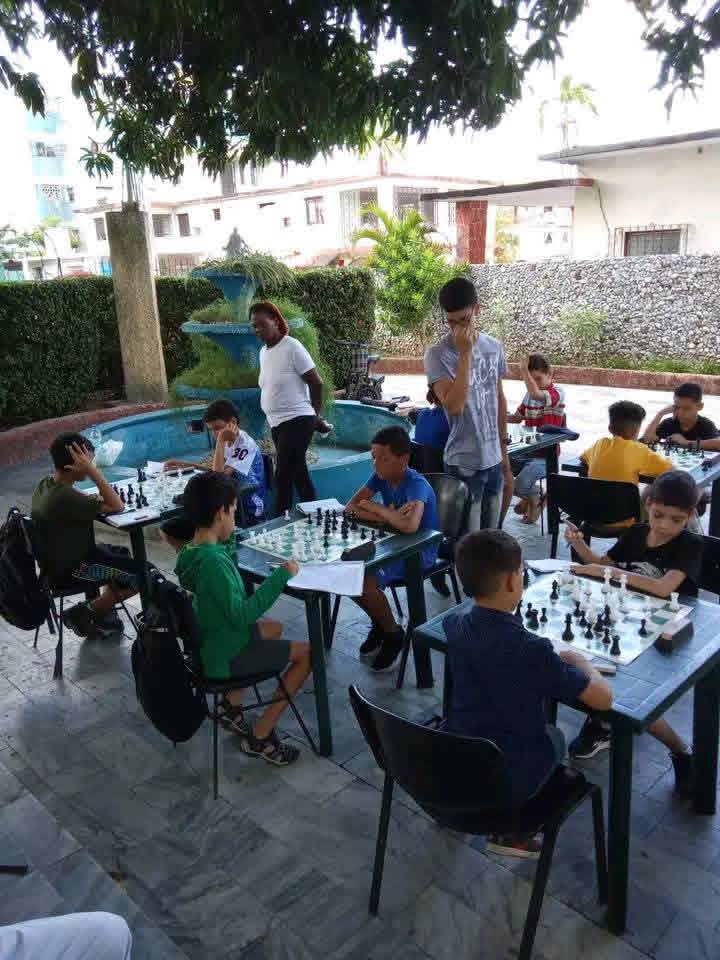rlicea_mojena's tweet photo. Continúan los Juegos Escolares en su edición 62 en la #IslaDeLaJuventud, en el día de hoy el Festival Deportivo Municipal  desarrolló su competencia de Ajedrez en la sede del ICAP #SentirPinero #VeranoConMiGente #LaPatriaSeDefiende #CubaEstáFirme #100AñosConFidel https://t.co/wkjT8wqnSo