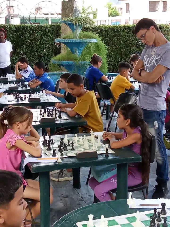 rlicea_mojena's tweet photo. Continúan los Juegos Escolares en su edición 62 en la #IslaDeLaJuventud, en el día de hoy el Festival Deportivo Municipal  desarrolló su competencia de Ajedrez en la sede del ICAP #SentirPinero #VeranoConMiGente #LaPatriaSeDefiende #CubaEstáFirme #100AñosConFidel https://t.co/wkjT8wqnSo