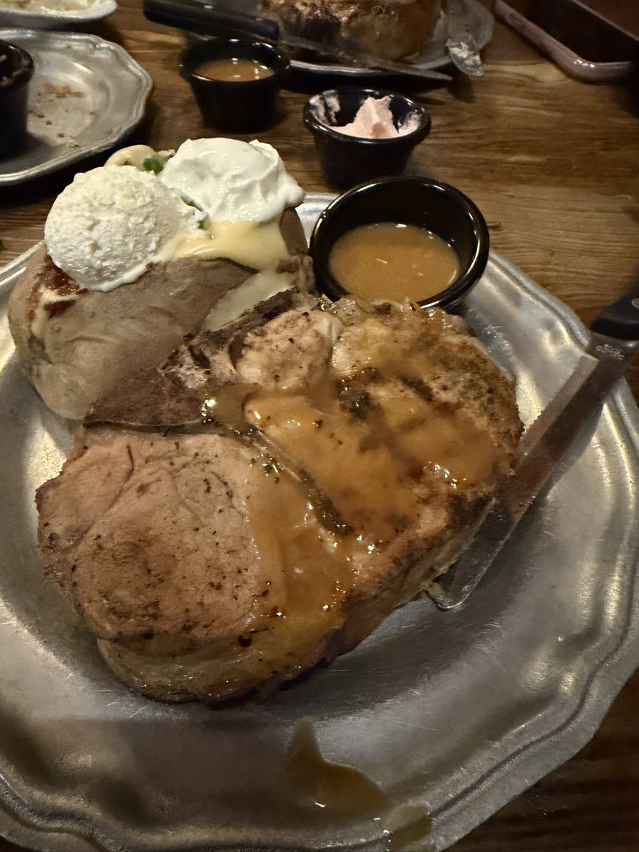 JasonOverby's tweet photo. @Keegs32 When you visit the Land Between The Lakes area in western KY, go to Patti’s 1880 Settlement in Grand Rivers, to get a 2” pork chop, some flowerpot bread w/ strawberry butter, &amp; a piece of pie for dessert. https://t.co/2k7Hk8DMeQ