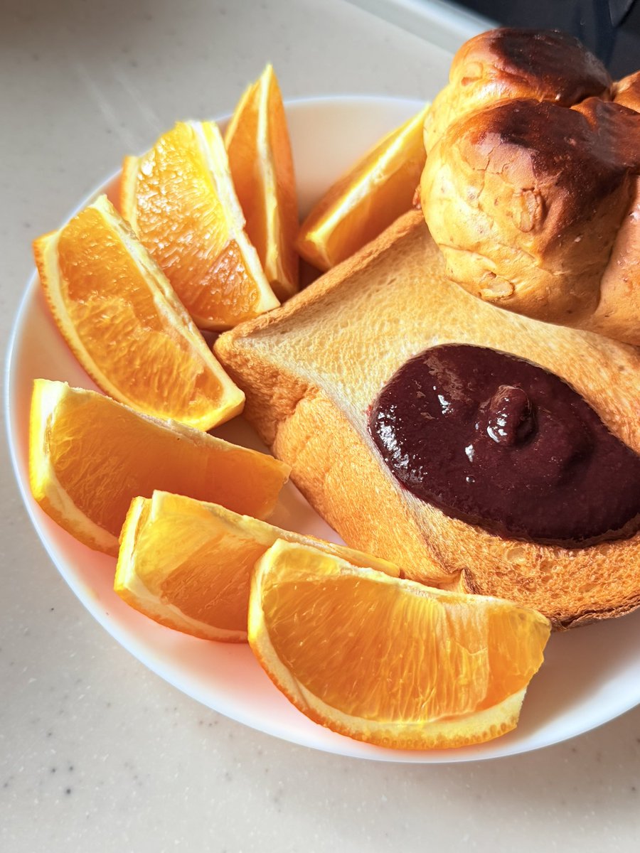 oukaran0917's tweet photo. 知らんかった‼︎😳
ブラッドオレンジ🍊って放ったらかしとると普通の色になってしまうのかっ⁉︎
証拠はありませんが、確かにブラッドオレンジのラベルで果皮にもブラッド色出てました。ただ、既に傷みそうだったので直ぐ冷蔵庫行きでひと月くらい経ちましたか😑 https://t.co/sInXuerymV