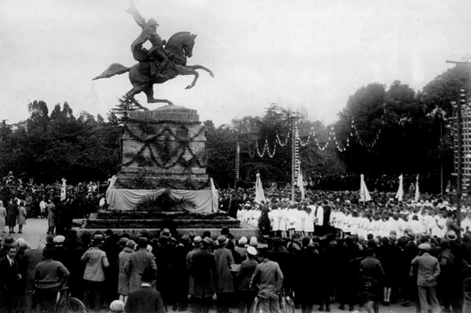 Rosariorecuerdo's tweet photo. "Casita de Tucumán, maravillosa casita donde mi Patria nació, porque me hiciste argentina ¡hoy quiero cantarte yo!"
Alumnas rosarinas de escuelas públicas, el 9 de julio de 1929 frente al monumento a Belgrano en el Parque Independencia, festejan el cumpleaños de su hermoso país. https://t.co/ybU9MYtw7Y