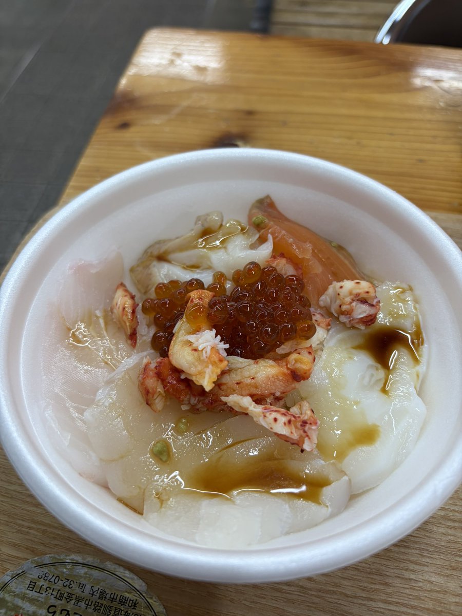 fleece_jp's tweet photo. 和商市場で朝から勝手丼。釧路産にこだわったら2000円オーバーになってしまった。 https://t.co/ySkFdWgbfs