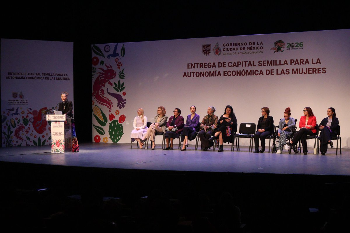 SeMujeresCDMX's tweet photo. @ClaraBrugadaM @GobCDMX @Daptnhe @MaElenaEsparza Eleonora Betancur de @ONUMujeresMX,reconoció el liderazgo del @GobCDMX y de la #SEMUJERES para impulsar un programa que entiende la autonomía económica también como política pública,no como una excepción,sino como un derecho, no como un favor, sino como inversión y no como gasto. https://t.co/Hsl4ihKEaz