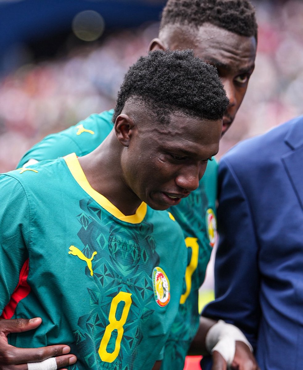 FootballSenegal's tweet photo. 💔 La douleur est immense. L’élimination fait mal, surtout après un match aussi disputé.

Mais c’est aussi ça, le football. Parfois, le ballon tourne de votre côté, parfois non.

Les Lions peuvent quitter cette Coupe du Monde la tête haute. Ils ont montré du caractère, du courage et n’ont jamais cessé d’y croire jusqu’au dernier coup de sifflet.

Soyons fiers de cette équipe, fiers de nos couleurs et fiers du parcours accompli. Ce groupe a un grand avenir devant lui.

🦁 La tête haute. Toujours.

🇸🇳 Merci, les Lions de la Teranga. ❤️💛💚