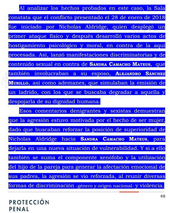 Ronaldsanabria1's tweet photo. SE CONFIGURA LEGÍTIMA DEFENSA AUNQUE EL AGRESOR NO HAYA INICIADO EL ATAQUE FÍSICO, SI EXISTE UN CONTEXTO PREVIO DE HOSTIGAMIENTO Y AMENAZAS
SP430-2026

Consulta el análisis: https://t.co/1xiXiyBhmc

La Corte Suprema estudió el caso de una pareja que fue condenada por golpear a un vecino. A simple vista parecía un caso sencillo, hubo una agresión física, el vecino sufrió lesiones y los jueces concluyeron que los responsables debían ser condenados

Sin embargo, cuando la Corte revisó el expediente encontró que la historia era mucho más compleja.
Según las pruebas, entre las partes existía un conflicto que venía desde tiempo atrás. La mujer había denunciado que ese vecino la había acosado, insultado y realizado conductas de contenido sexual en su contra. Además, tanto ella como su esposo afirmaban que durante años vivieron situaciones de hostigamiento, amenazas y maltrato que afectaban su tranquilidad y la de su familia.

Para la Corte, el principal error de los jueces anteriores fue analizar únicamente lo que ocurrió el día de la pelea y olvidar todo lo que había pasado antes. En lugar de estudiar el contexto completo, trataron el caso como una simple discusión entre vecinos que terminó en golpes.

La Corte explicó que cuando existen indicios de violencia basada en género no es correcto examinar cada hecho de manera aislada. Lo que corresponde es observar toda la secuencia de acontecimientos para determinar si la persona reaccionó frente a una agresión real y persistente.

Al hacer ese análisis integral, la Sala concluyó que los jueces habían valorado mal las pruebas. Habían minimizado los antecedentes de hostigamiento y las amenazas previas, reduciéndolos a simples problemas de convivencia. Esa forma de estudiar el caso les impidió comprender la verdadera dimensión del conflicto.

Por esa razón, la Corte consideró que la reacción de la pareja no podía entenderse como una agresión injustificada, sino como una actuación encaminada a defenderse de una situación que percibían como una amenaza real para ellos y para su hijo.

En consecuencia, la Corte anuló la condena y absolvió a los procesados. La enseñanza principal de esta decisión es que la legítima defensa no siempre se analiza únicamente a partir de los segundos previos a una agresión. En algunos casos es necesario mirar todo el contexto, especialmente cuando existen antecedentes de violencia sistemática, amenazas o situaciones de dominación que permiten entender por qué una persona reaccionó de determinada manera.