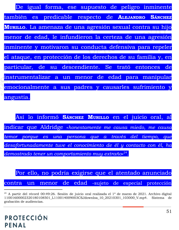 Ronaldsanabria1's tweet photo. SE CONFIGURA LEGÍTIMA DEFENSA AUNQUE EL AGRESOR NO HAYA INICIADO EL ATAQUE FÍSICO, SI EXISTE UN CONTEXTO PREVIO DE HOSTIGAMIENTO Y AMENAZAS
SP430-2026

Consulta el análisis: https://t.co/1xiXiyBhmc

La Corte Suprema estudió el caso de una pareja que fue condenada por golpear a un vecino. A simple vista parecía un caso sencillo, hubo una agresión física, el vecino sufrió lesiones y los jueces concluyeron que los responsables debían ser condenados

Sin embargo, cuando la Corte revisó el expediente encontró que la historia era mucho más compleja.
Según las pruebas, entre las partes existía un conflicto que venía desde tiempo atrás. La mujer había denunciado que ese vecino la había acosado, insultado y realizado conductas de contenido sexual en su contra. Además, tanto ella como su esposo afirmaban que durante años vivieron situaciones de hostigamiento, amenazas y maltrato que afectaban su tranquilidad y la de su familia.

Para la Corte, el principal error de los jueces anteriores fue analizar únicamente lo que ocurrió el día de la pelea y olvidar todo lo que había pasado antes. En lugar de estudiar el contexto completo, trataron el caso como una simple discusión entre vecinos que terminó en golpes.

La Corte explicó que cuando existen indicios de violencia basada en género no es correcto examinar cada hecho de manera aislada. Lo que corresponde es observar toda la secuencia de acontecimientos para determinar si la persona reaccionó frente a una agresión real y persistente.

Al hacer ese análisis integral, la Sala concluyó que los jueces habían valorado mal las pruebas. Habían minimizado los antecedentes de hostigamiento y las amenazas previas, reduciéndolos a simples problemas de convivencia. Esa forma de estudiar el caso les impidió comprender la verdadera dimensión del conflicto.

Por esa razón, la Corte consideró que la reacción de la pareja no podía entenderse como una agresión injustificada, sino como una actuación encaminada a defenderse de una situación que percibían como una amenaza real para ellos y para su hijo.

En consecuencia, la Corte anuló la condena y absolvió a los procesados. La enseñanza principal de esta decisión es que la legítima defensa no siempre se analiza únicamente a partir de los segundos previos a una agresión. En algunos casos es necesario mirar todo el contexto, especialmente cuando existen antecedentes de violencia sistemática, amenazas o situaciones de dominación que permiten entender por qué una persona reaccionó de determinada manera.