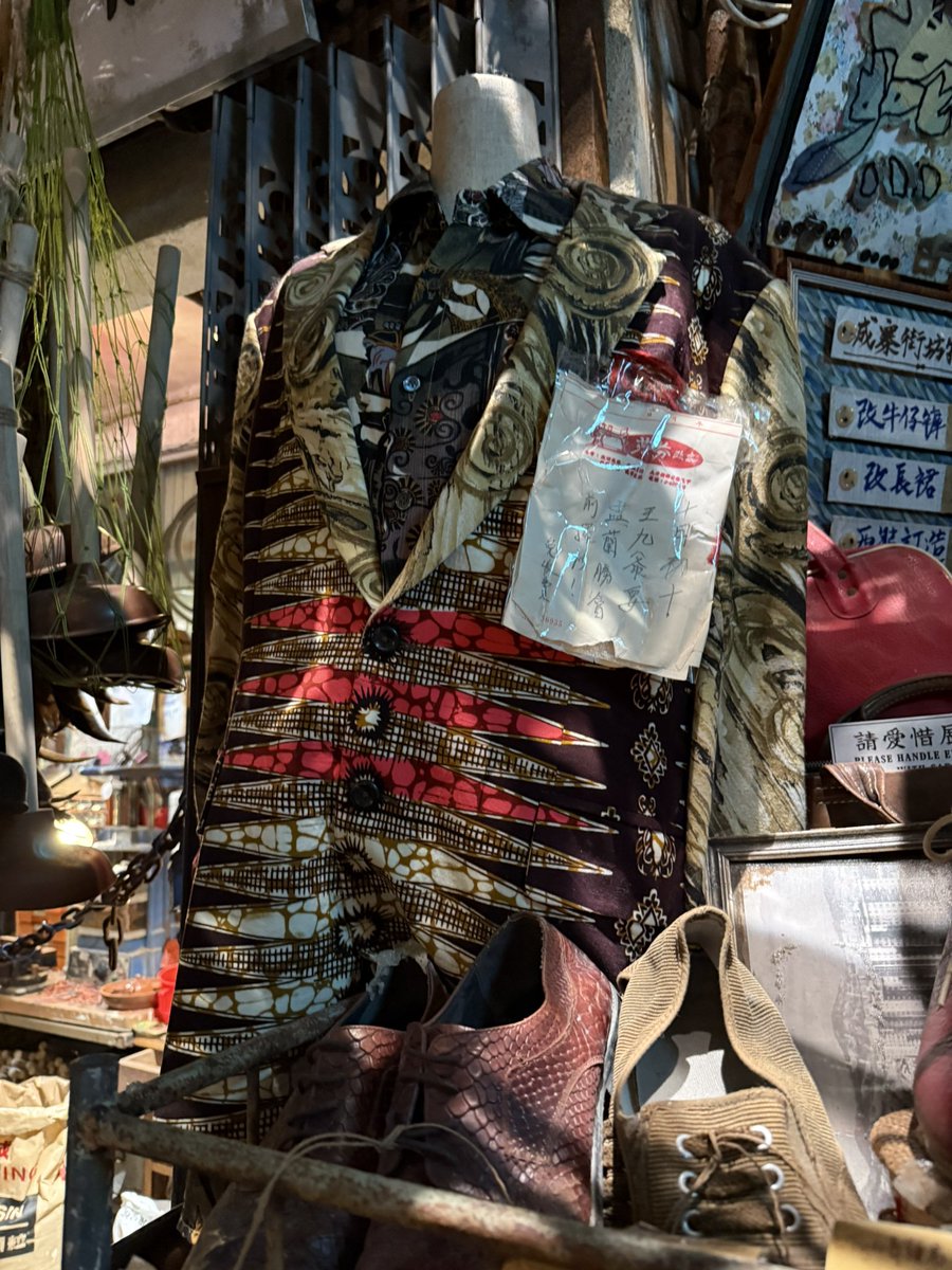 chihiro_nine's tweet photo. 私大変愚かなのですが、城砦展示のこのインに着てるシャツがなぜペイズリー柄のあれじゃないの？？と思ってたんだけど、グレー革ジャケの時のシャツだということについこないだ気づいたんですね　ぽんこつぅ　1トルソーで2コーデ見せてくれていた… https://t.co/GBbxu81qZt