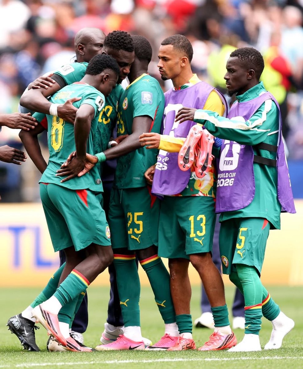 JoueursSN's tweet photo. Moussa Niakhate : 

"On est des frères, ça va au delà du football. J’aime pas voir Lamine Camara pleurer comme ça. On est des frères dans la victoire, mais aussi dans la défaite, on perd tous ensembles, en équipe." https://t.co/1TKTnExavZ