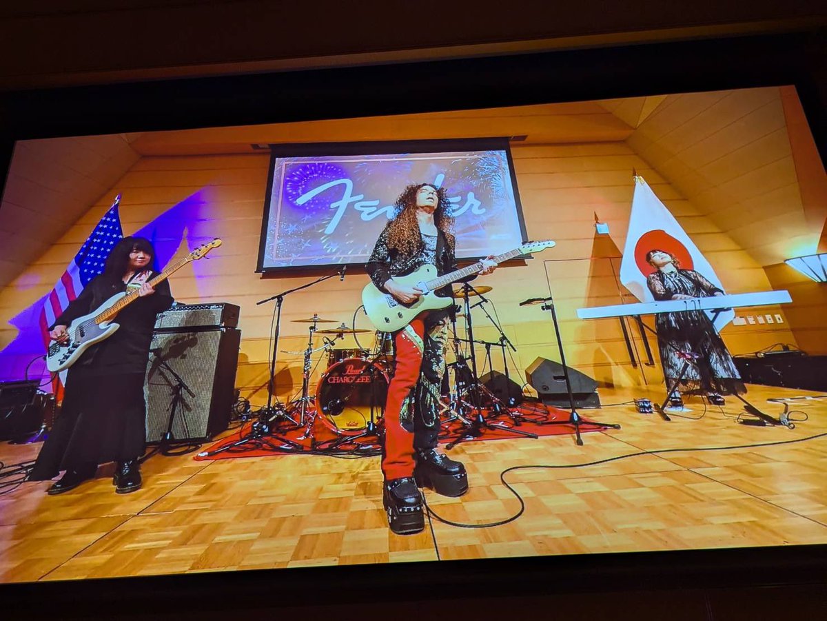 shioRi1011bass's tweet photo. アメリカ独立250周年おめでとうございます！

アメリカンクラブ ACCJにて
Marty Friedmanさんでベース弾かせいただきました！

国旗🇺🇸🇯🇵の中で演奏するなんて初めてで、とても貴重な経験でした！

本当にありがとうございました👏

#MartyFriedman 
#Fender #ACCJ https://t.co/HbY9hfEoX0