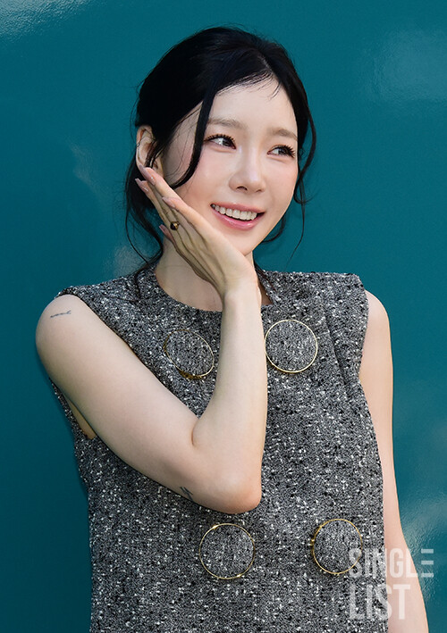 slist2015's tweet photo. 태연, 리메이크 ‘만찬가’로 발매 직후 음원차트 1위 직행

#태연 #소녀시대 
#TAEYEON
#소녀시대_태연 
@GirlsGeneration
#만찬가 #晩餐歌 
 ⬇관련기사⬇ 
https://t.co/0WyYEGn9HP https://t.co/4gRj2l7ajW