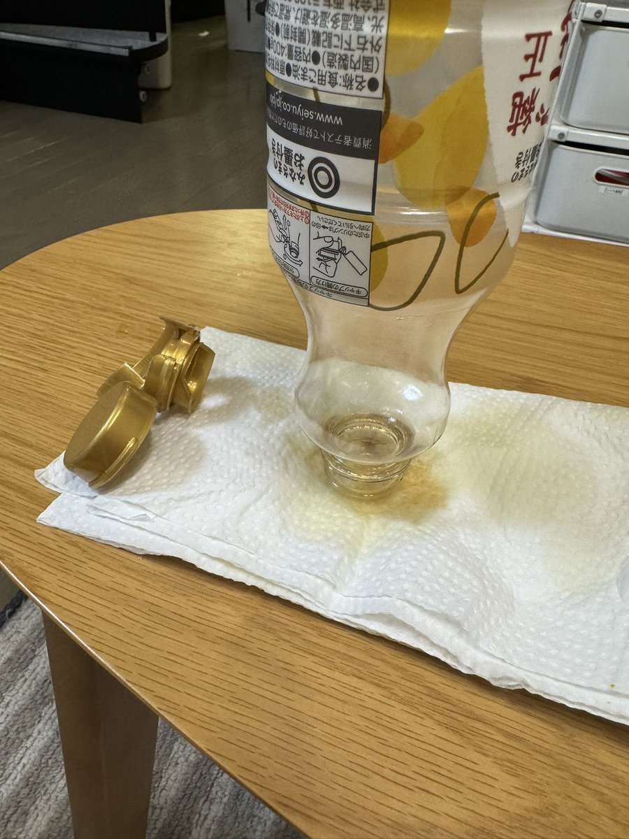 takizawa0914's tweet photo. 【今日のごみトリビア】
ごま油の容器は洗剤で洗わなくても、使った後のキッチンペーパー等を敷いて、ひと晩、逆さにすればプラスチック資源に出せます！今まで可燃ごみで出されていた方も思ったより油が取れますので、楽しいのでお試しください！ https://t.co/9ATUS2ynRi