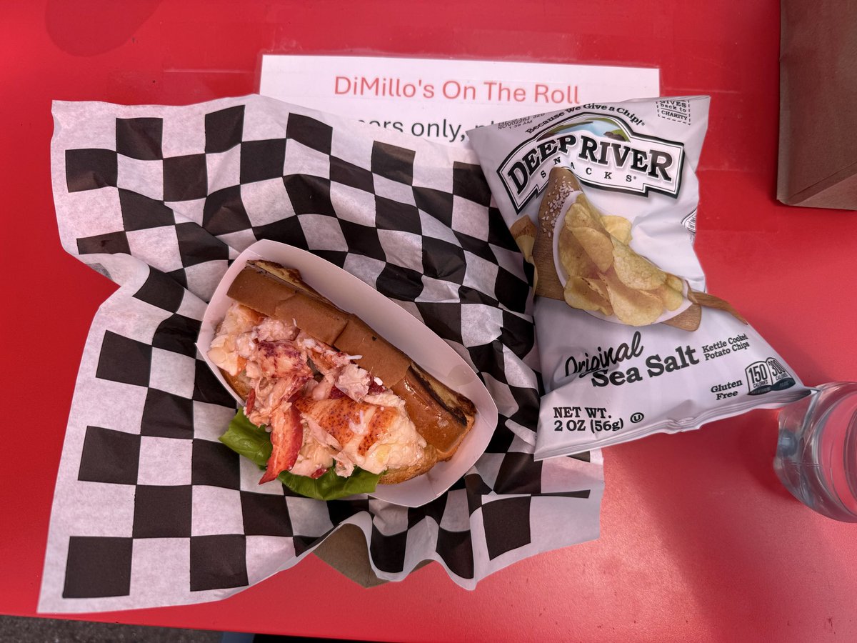 jctdining's tweet photo. lobster roll with drawn butter.
dimillo’s on the roll.
@johnnydimillo https://t.co/cO2oIhKYON