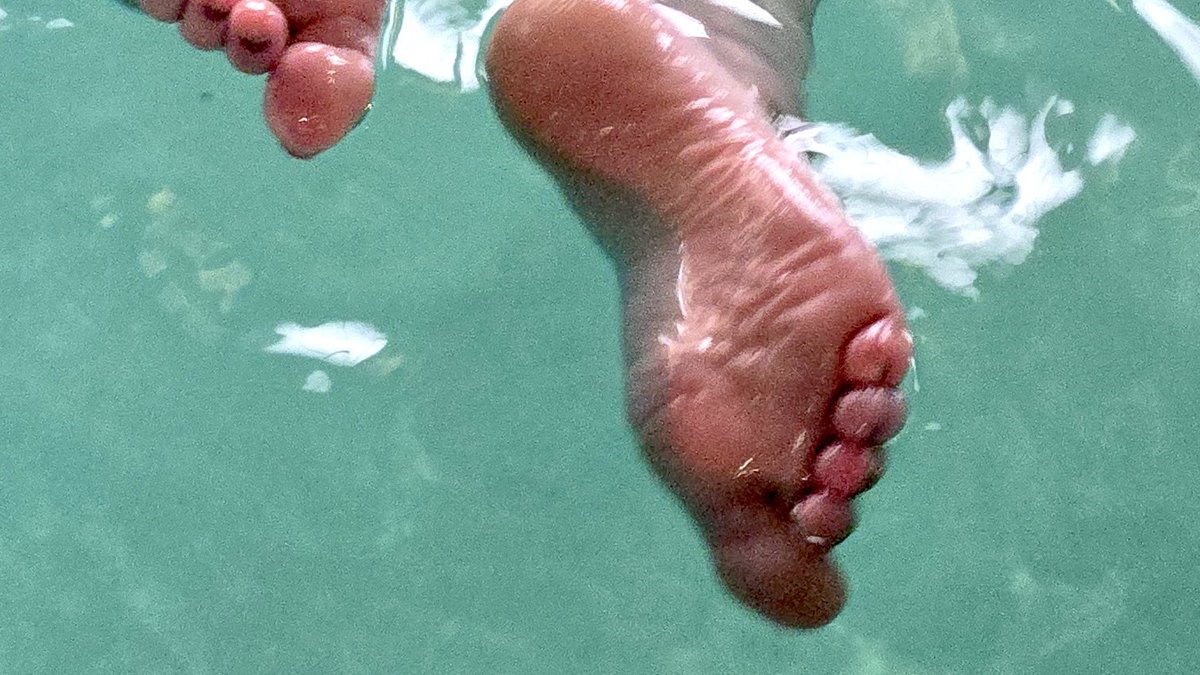 Cadaver_Feet's tweet photo. I wonder what could be going on🤔? Could this be something new for all of my lovely Darklings🤞? I guess you'll have to wait and see💋. #CadaverFeet #CryptCore #CryptCrafted #FootModel #FootArt #Feet #FootFetish #WetFeet #Soles #WetSoles https://t.co/eHMFznN5SP