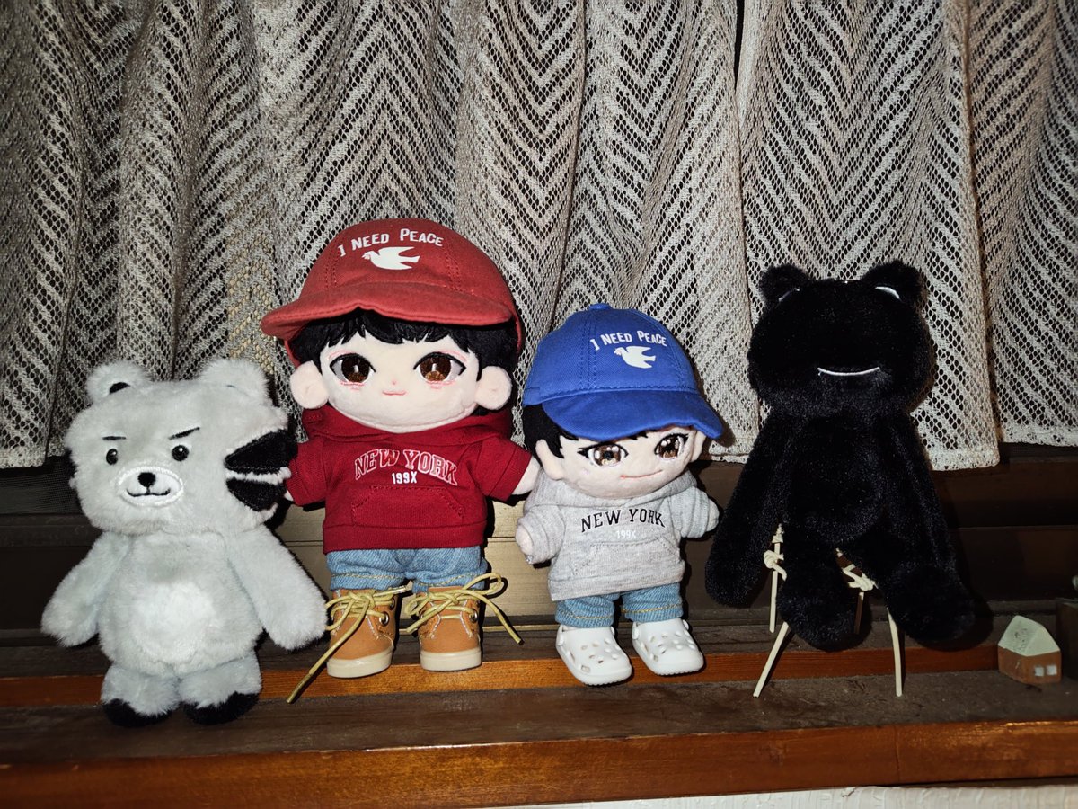 kasuetsutsuichi's tweet photo. おはようごさいます☔️
青いキャップ🧢が届きました。赤いのと並んで記念撮影📸@cocoidoll2さんいつもありがとうございます。

#アンヒョソプ
#ぬい活
#ぬい撮り https://t.co/Tt2WV4M3WF