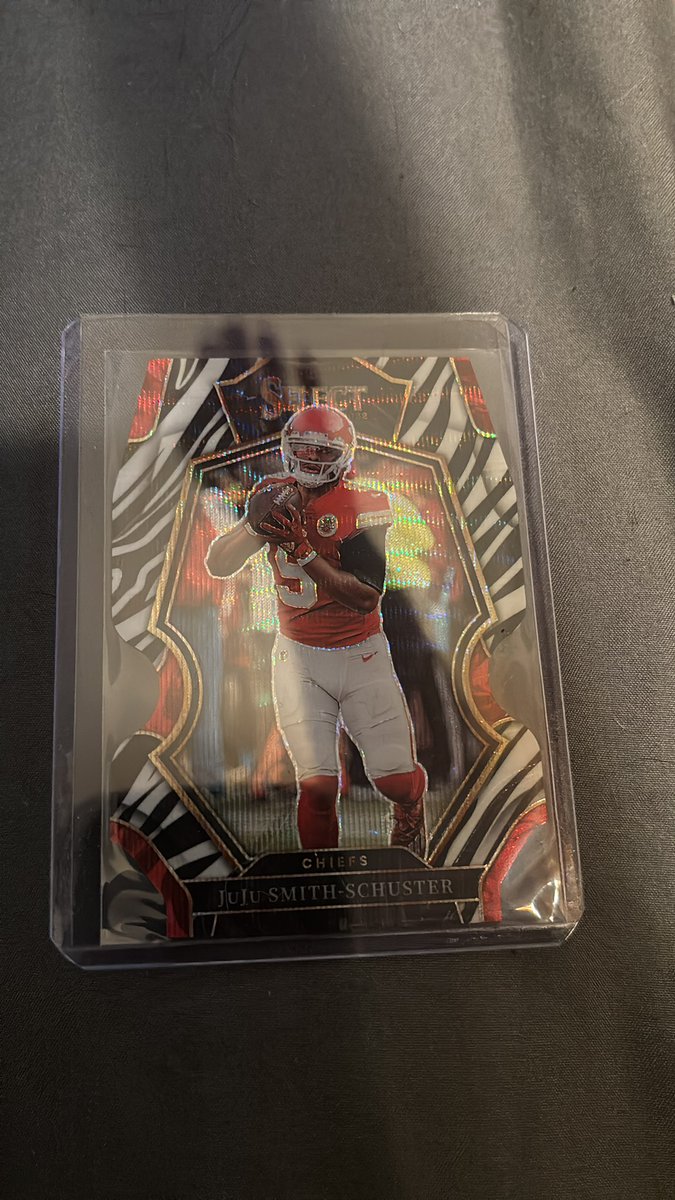 DerekHoman6's tweet photo. Has anyone seen this juju smith schuster card? It’s from select 2022 but I cannot find a single one online and wonder if anyone knows a possible price on him. (It’s Juju so it’s not a lot but I’m curious) https://t.co/jIHgllYCAn