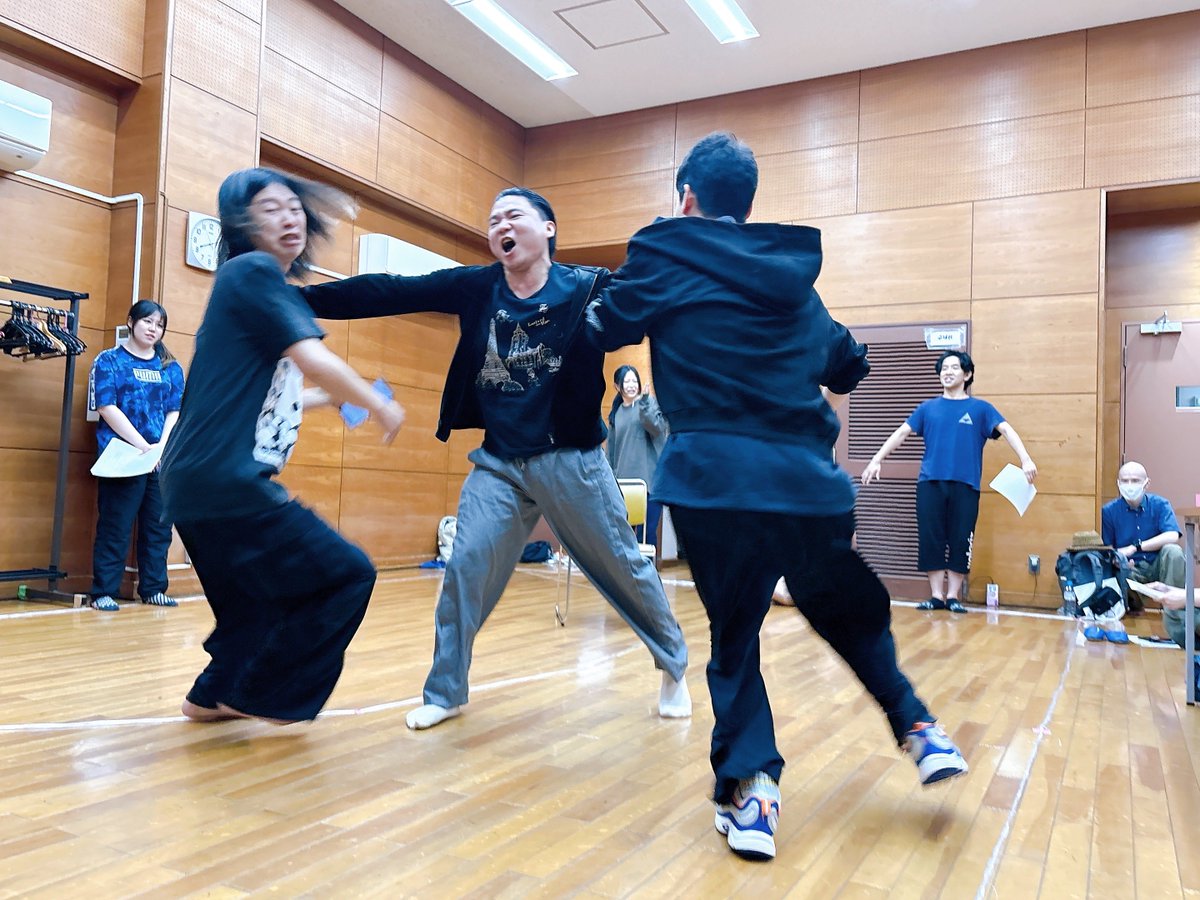 8kakuchan's tweet photo. #戦浄パンク 稽古進んでます！

仮でつけた動きから全くの別物になることがよくあるクリエイティブな現場です💥
躍動感たっぷりな写真たちがとても好き！

今回よく絡む目崎さん、とてもお優しくて常に気を配ってくださる…

みなさま！
ご予約お待ちしておりますっ🚽🚽🚽

予約URL����🏻引用元 https://t.co/lYsGblJ5tW