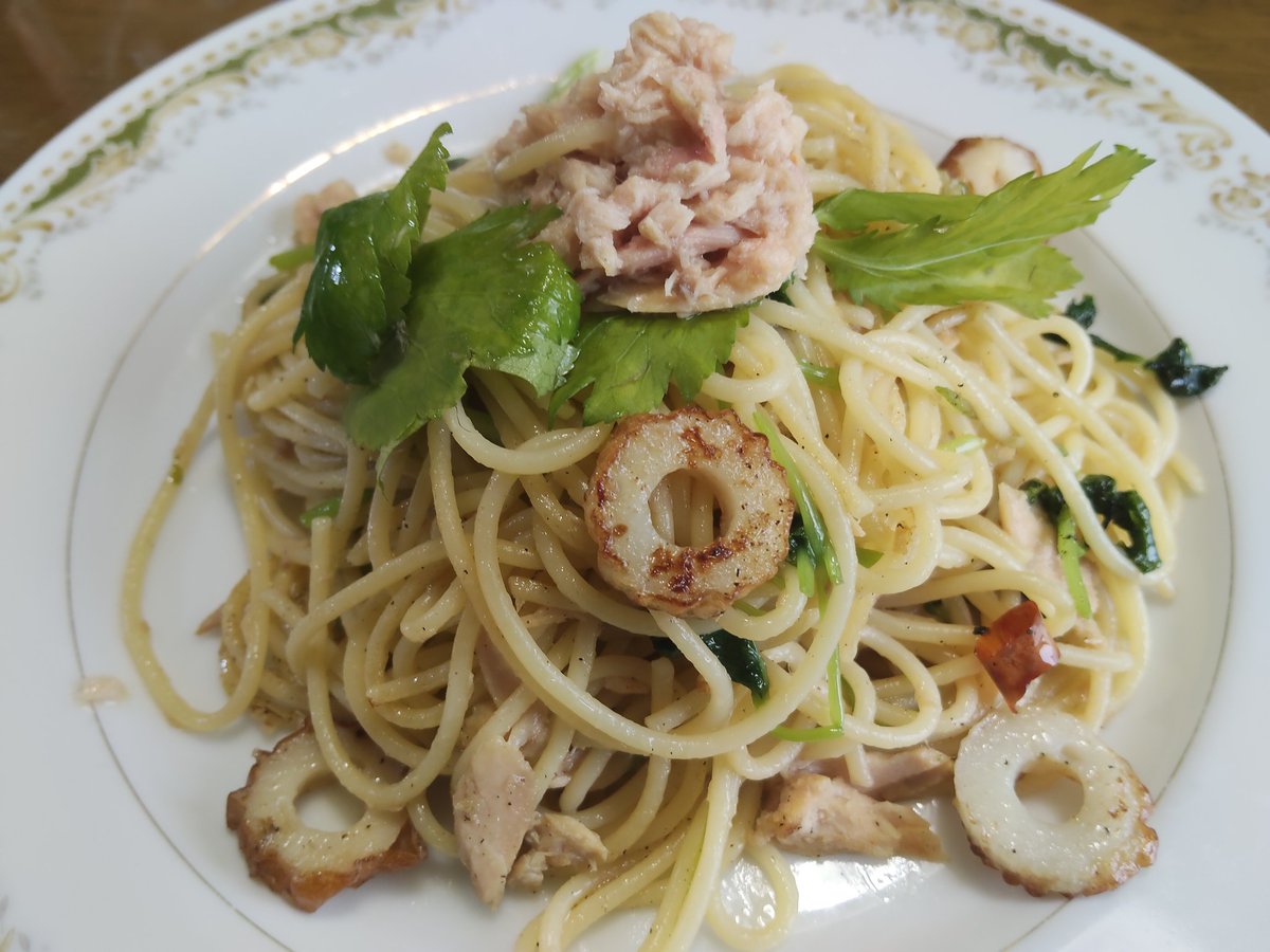 reach_ekimemo's tweet photo. みつばとちくわとツナのスパゲッティ🍽️
ツナの油も使って具を炒め麺つゆで和風寄りにしてみた
みつば一袋分投入したけど香りきつくなく思ってた以上に食べやすく美味しい〜 https://t.co/pbJXKnKYrV