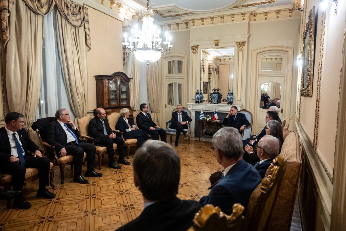 MinPerezMac's tweet photo. Reafirmamos una relación de trabajo conjunto. 🇨🇱🇺🇾
 En Uruguay, acompañé al @PresidenteKast en una reunión con el Presidente Yamandú Orsi. Abordamos nuestras prioridades conjuntas en seguridad regional e integración económica. https://t.co/IDY27tdj9J