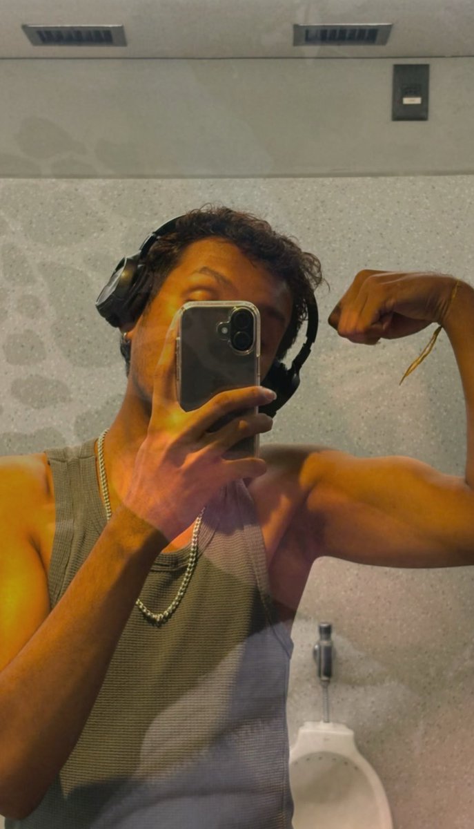 riixhardy's tweet photo. Aquela trend lá né 🥴🥴🥴 https://t.co/20PETvndii
