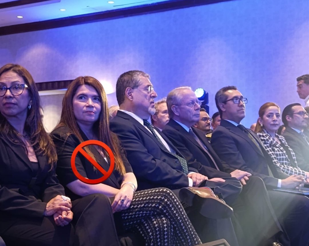 mmendoza_GT's tweet photo. La protagonista de la CORRUPCIÓN en el @GuatemalaGob de Bernardo Arévalo, sentada a la par de él.

Y ambos, como si nada pasó. 

¡Qué horror! https://t.co/eSaKyHkbZQ