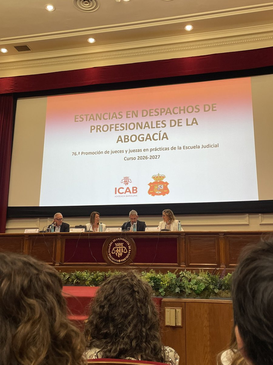 NULIDADcanonica's tweet photo. Hoy asistí al acto del ICAB que da inicio a las prácticas de los futuros jueces en los despachos de abogados. Una sinergia clave para una justicia más empática, conectada con la realidad y cercana a la sociedad. ¡Gran iniciativa! 🏛️💼
Mis Jueces 🧑🏻‍⚖️👨🏻‍⚖️ en prácticas https://t.co/WC20xrRk1O