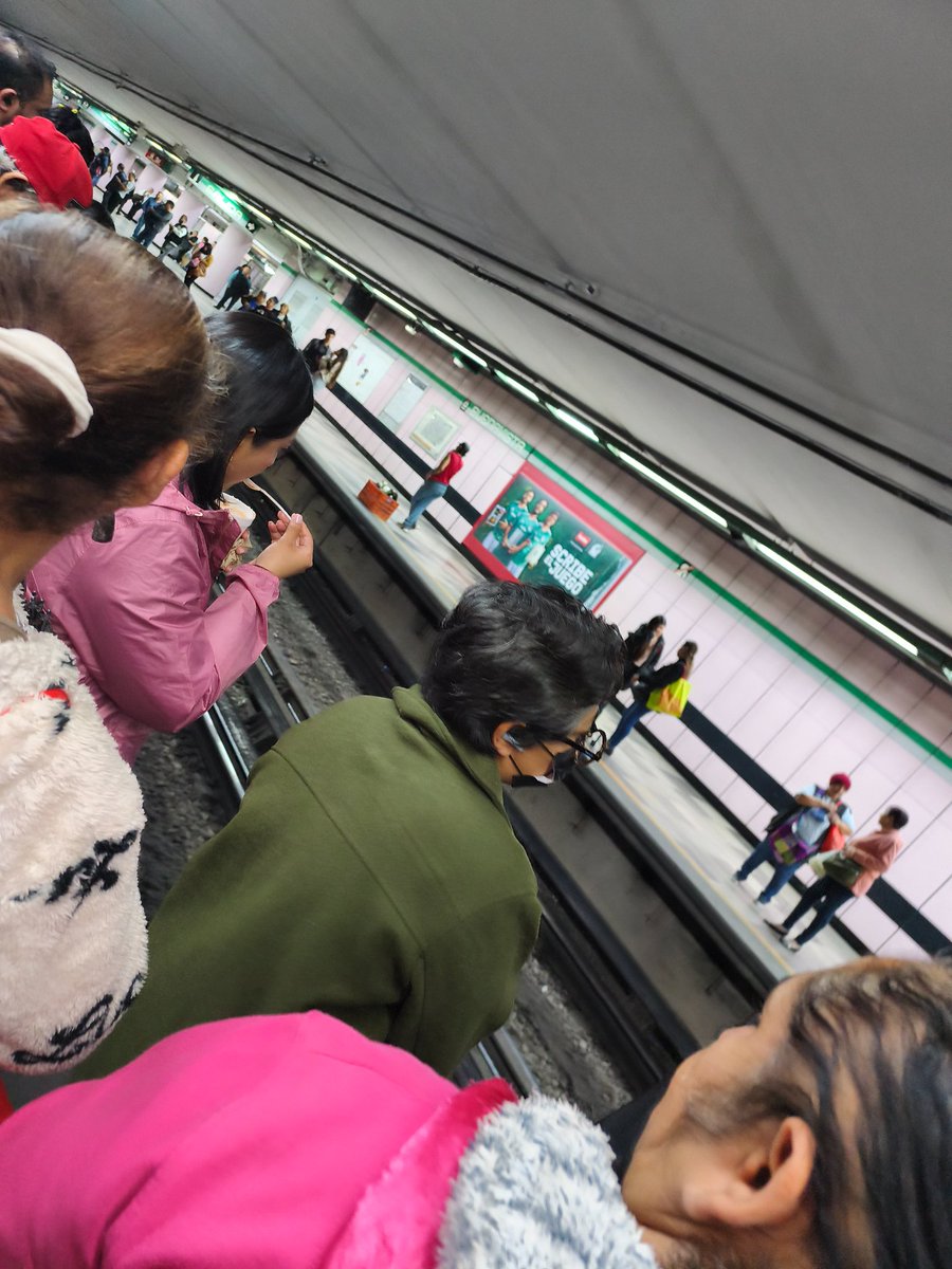 IsadCG13's tweet photo. @MetroCDMX @ctcdelmetro Gente queriendo subir desde el otro lado 🙄🙄🙄🙄 https://t.co/6CChkSd88h