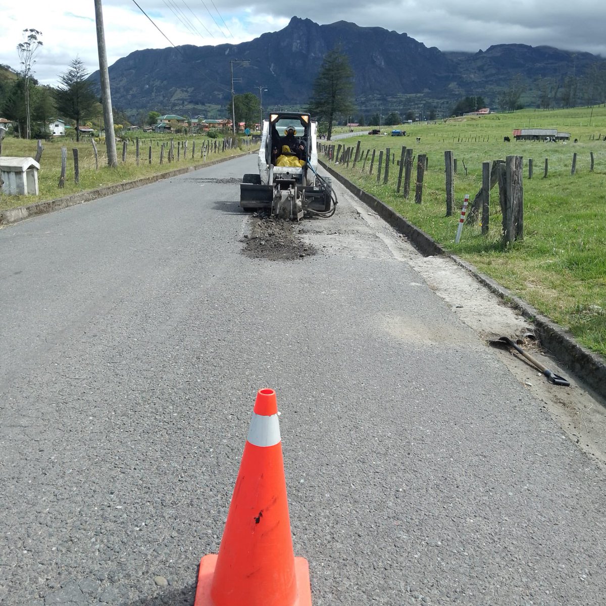 EpAsfaltar's tweet photo. #InformaciónImportante

🚨🚜 Reanudamos los trabajos de bacheo asfáltico en el vía #Girón - San Fernando, en el sector laguna de San Martín. 

Por favor conduzca con precaución. https://t.co/LiLWkbj2Rt