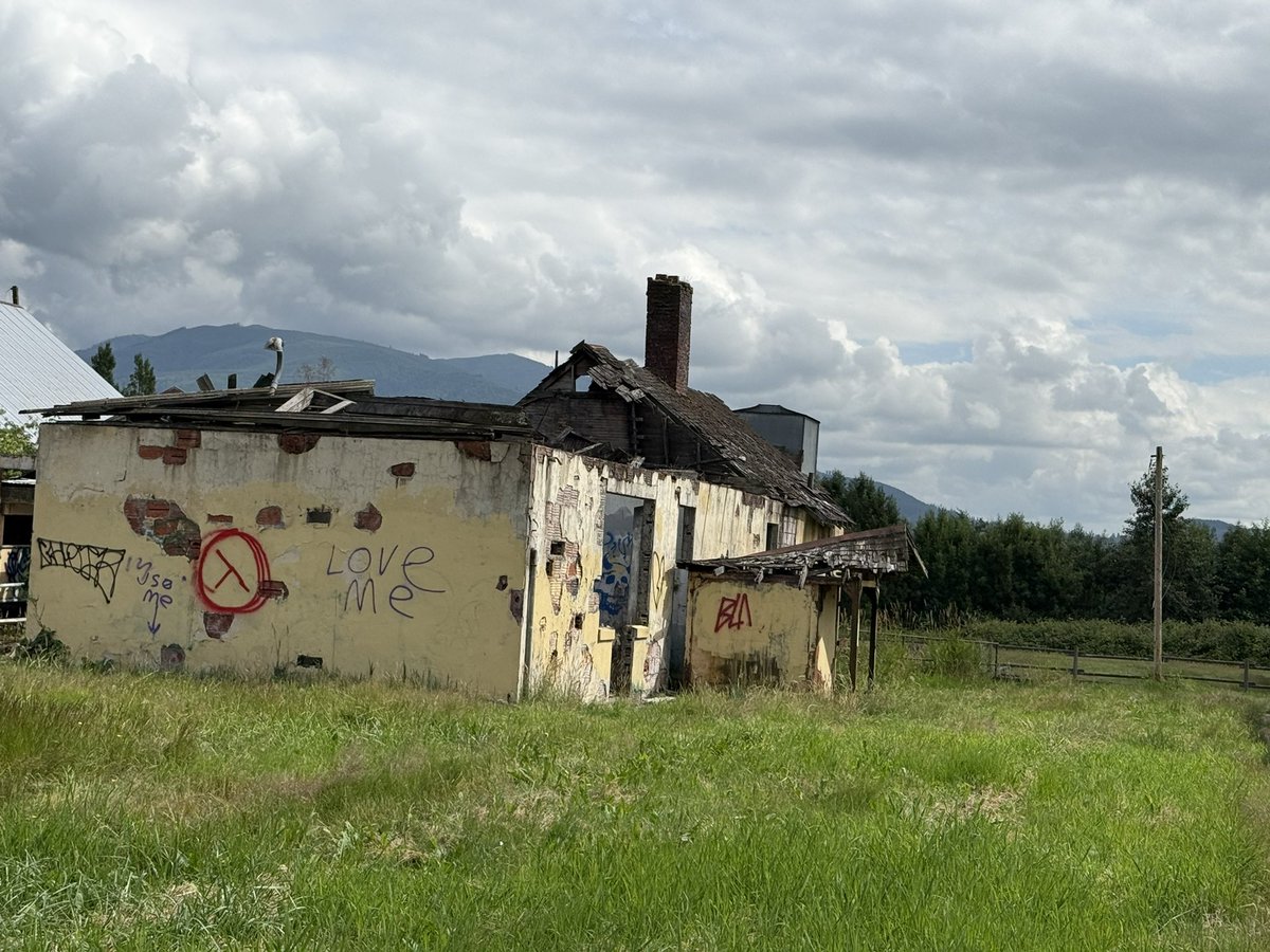 Flash_adalwolf's tweet photo. Checking out an old abandoned farm and the furries have been here https://t.co/m90dKgWvDi