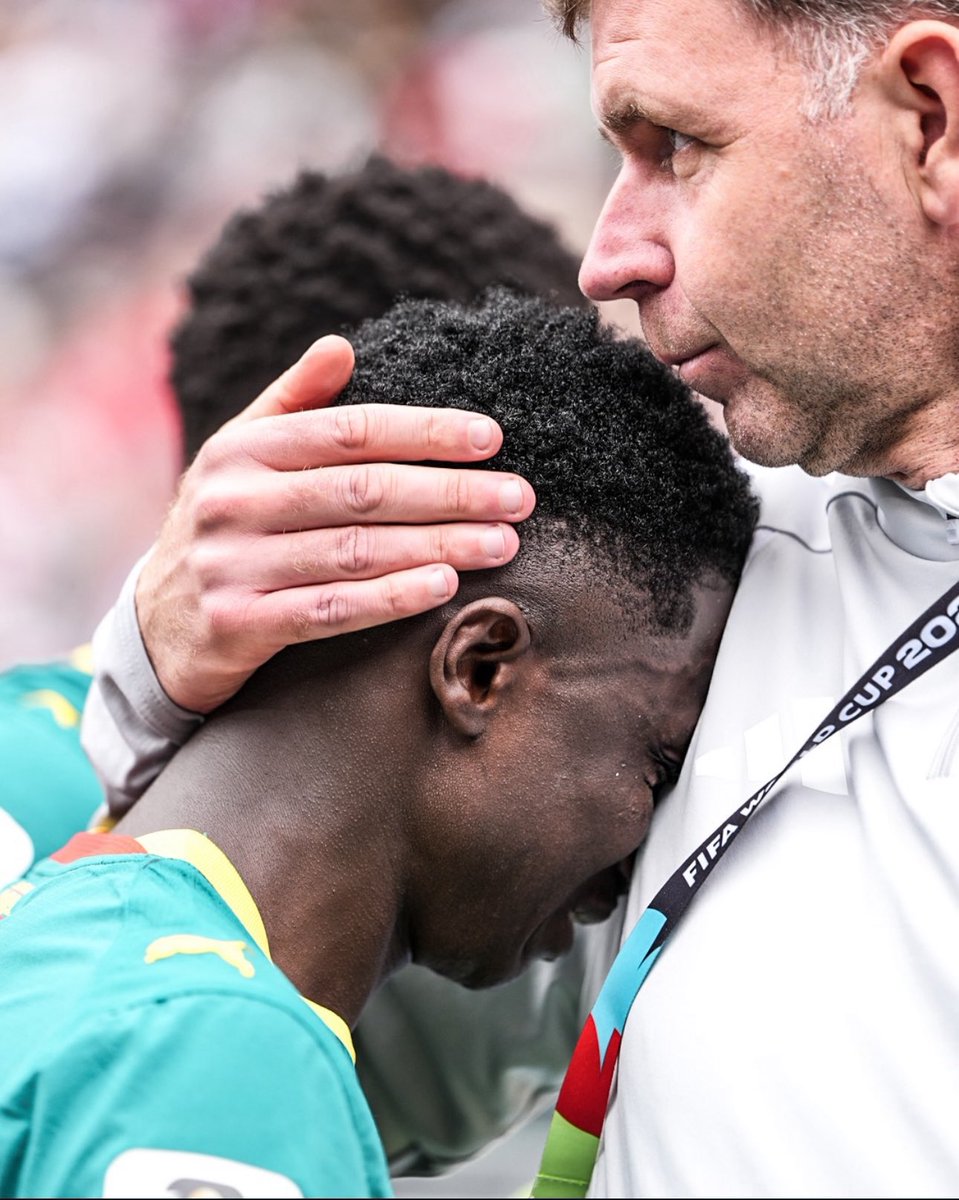 ActuFoot_'s tweet photo. Lamine Camara 🇸🇳 était INCONSOLABLE après avoir concédé le pénalty de l’élimination du Sénégal au Mondial… 💔

À 22 ans, il va grandir de cette épreuve difficile à passer… 💪 https://t.co/VJ4BhanbBI
