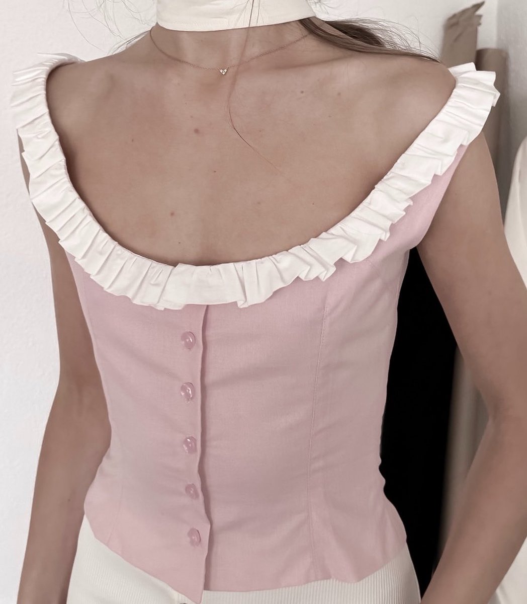 glirttery's tweet photo. i’m in love with this top, it’s so delicate https://t.co/be9Zm5yoC6