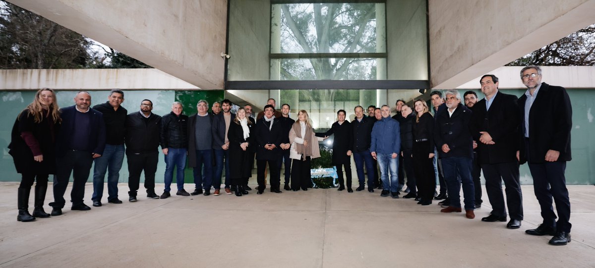 CascallaresPJ's tweet photo. 🇦🇷✌️Para un peronista no puede haber nada mejor que otro peronista. 

Por eso hoy nos reunimos con el presidente del @PjBonaerense, @Kicillofok, y con compañeras y compañeros en la Quinta de San Vicente para homenajear a Juan Perón en el 52 aniversario de su paso a la inmortalidad.