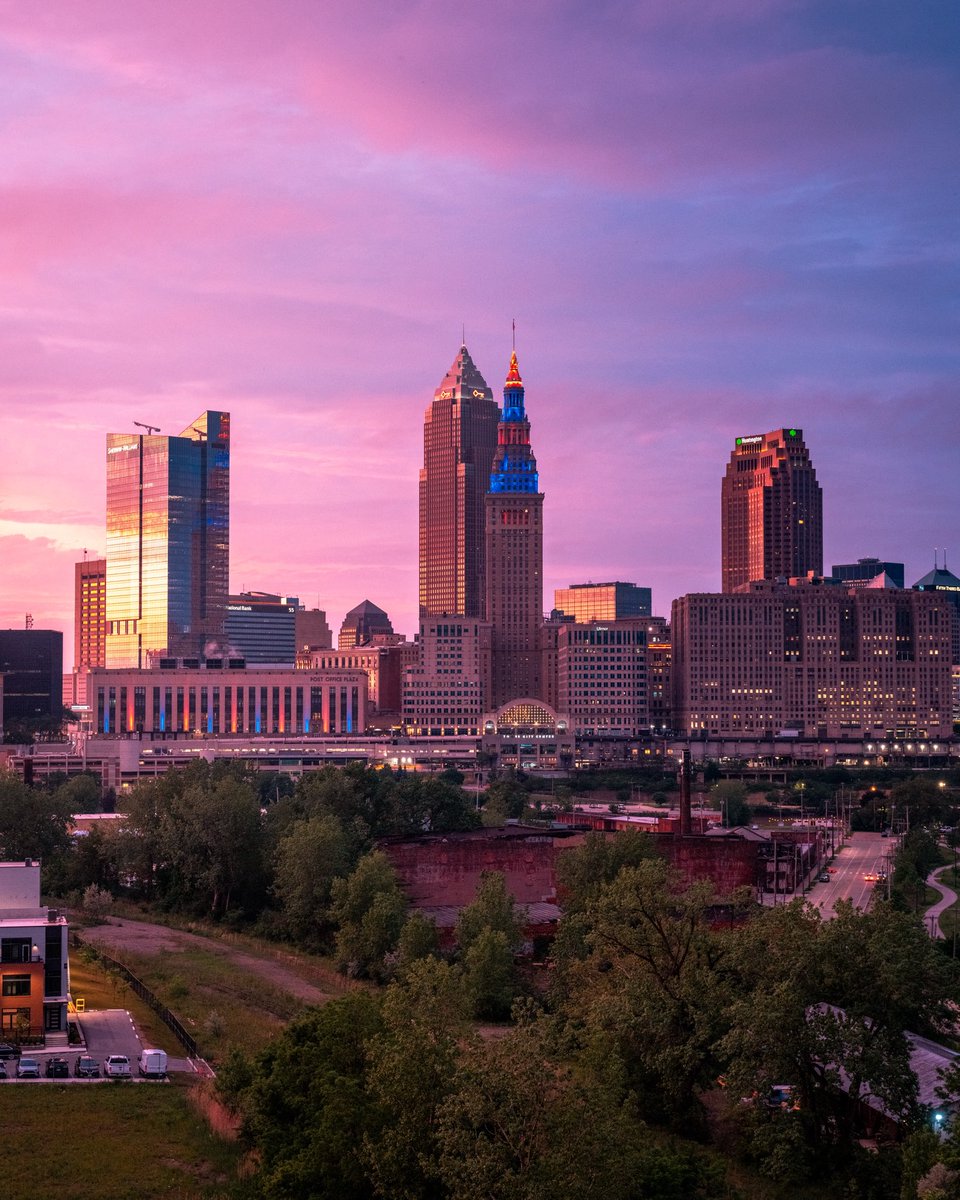 GabeWasylko's tweet photo. Heat Wave Skies in Cleveland, Ohio https://t.co/zoOL46C90L